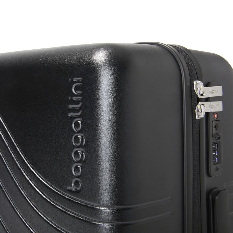 Set Wave 22” 4 Wheel Hardside Carry-On Set Wave 22” 4 Wheel Hardside Carry-On